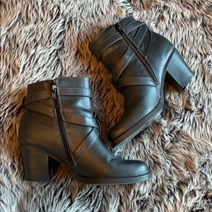Black heeled boots